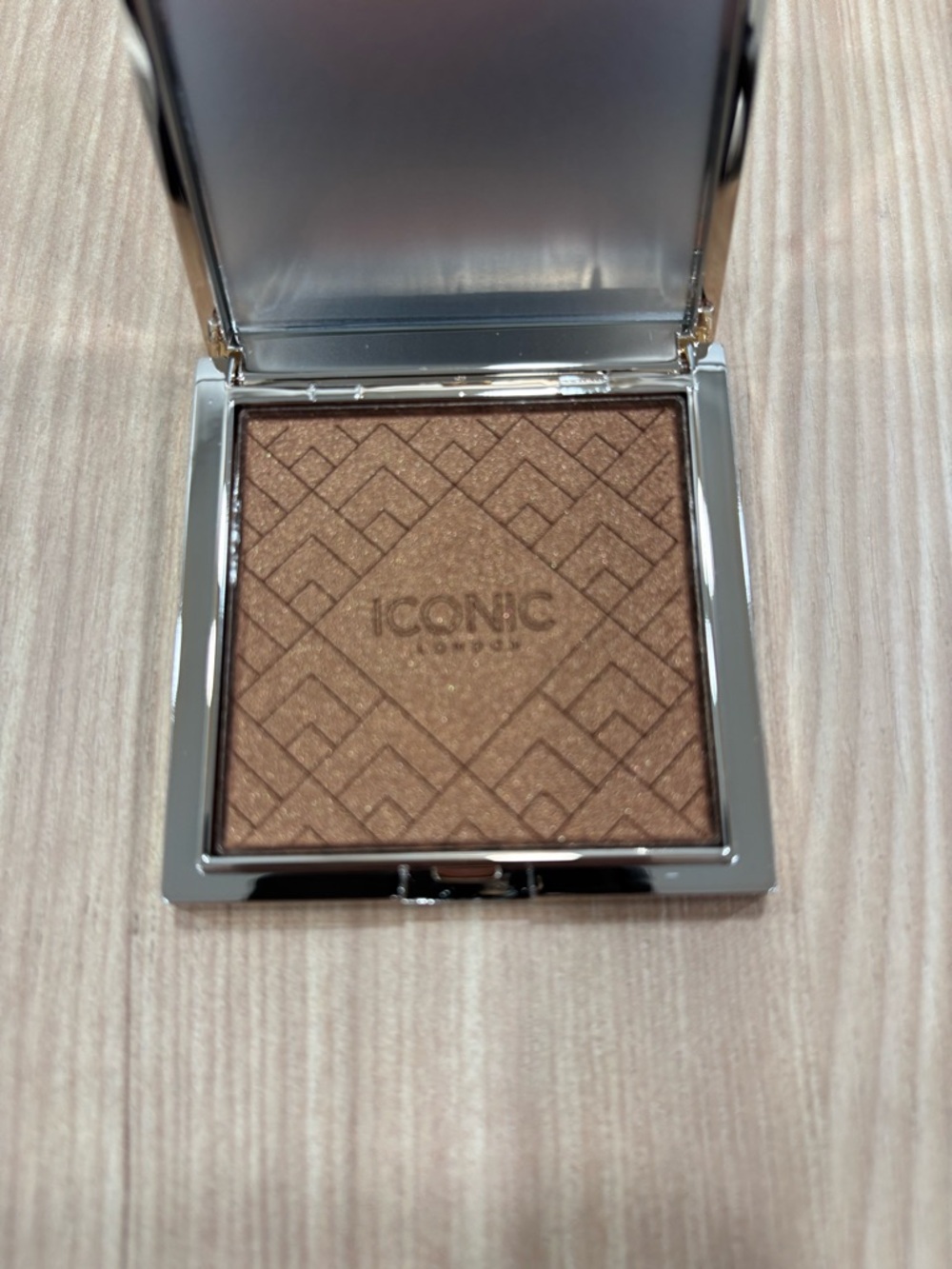 Iconic London Kissed by the sun Multi-Use Cheek Glow Compact  “Oh Honey” NWT $12